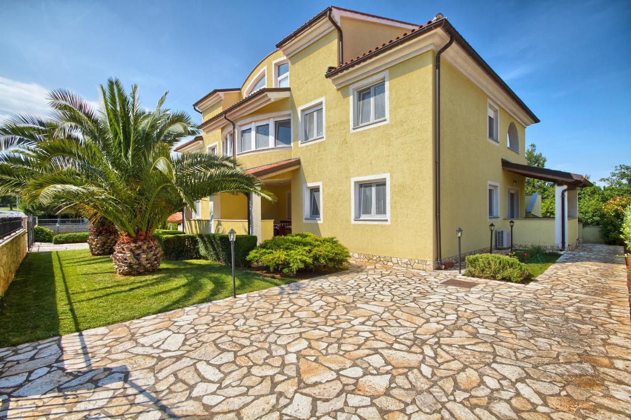 Apartments Gilly 1 Premantura Exterior foto